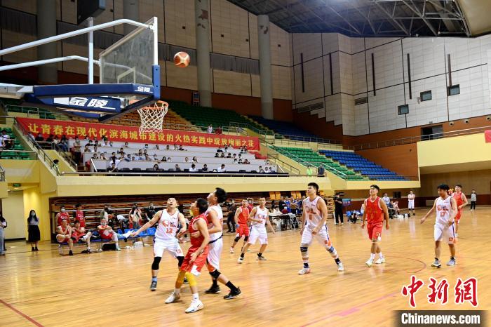 在漳州球场以球会友：漳台青年篮球邀请赛开赛