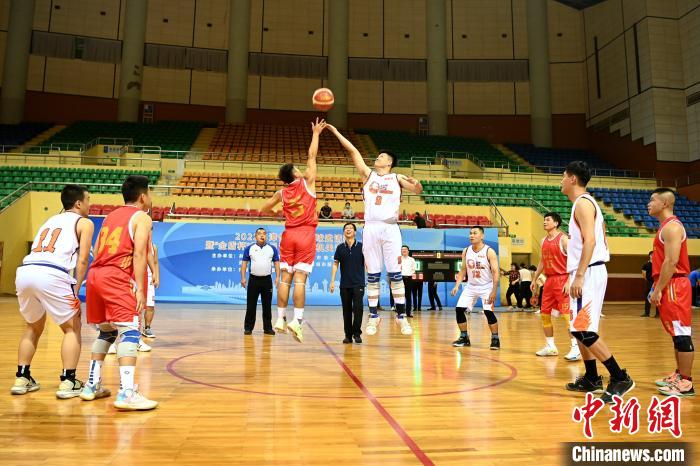 在漳州球场以球会友：漳台青年篮球邀请赛开赛