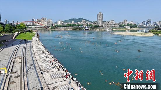 3000名游泳爱好者齐聚宜宾 首届“五一”横渡长江