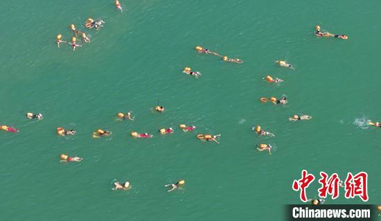 3000名游泳爱好者齐聚宜宾 首届“五一”横渡长江