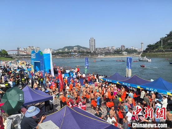 3000名游泳爱好者齐聚宜宾 首届“五一”横渡长江