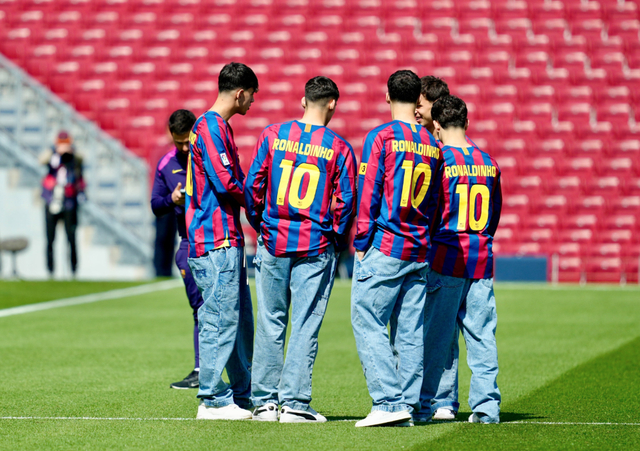 巴萨球员身披小罗球衣迎战巴列卡诺 纪念传奇