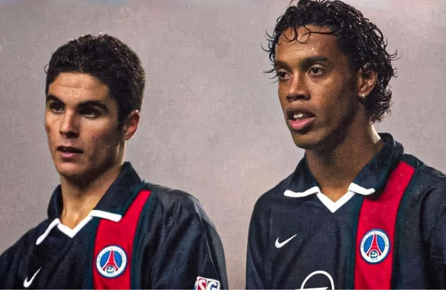 巴萨球员身披小罗球衣迎战巴列卡诺 纪念传奇