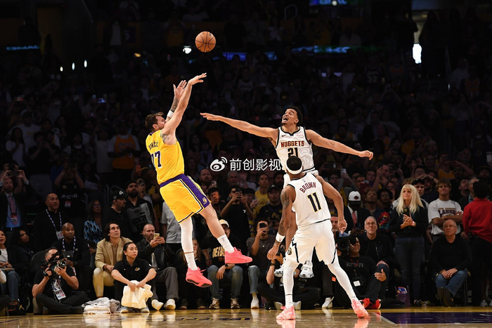 东契奇腿筋二级拉伤报销，雷迪克决策引争议